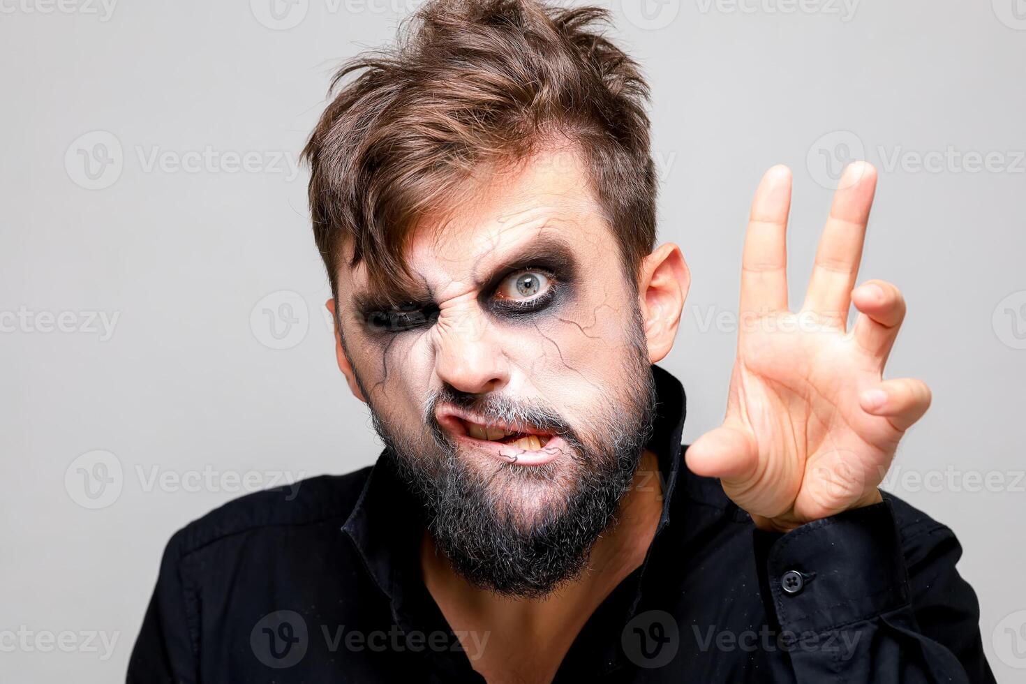 maquillaje para un barbado hombre para el banquete de todas santos Víspera de Todos los Santos en el estilo de el muertos vivientes foto