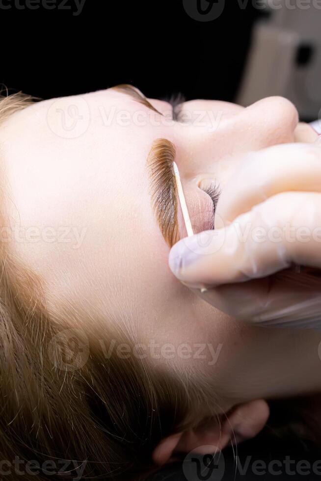 side view of the eyebrow models that color the eyebrows after long-term lamination styling photo