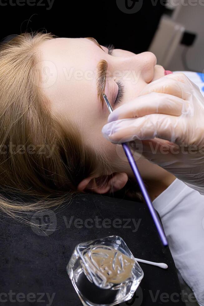 side view of the eyebrow models that color the eyebrows after long-term lamination styling photo