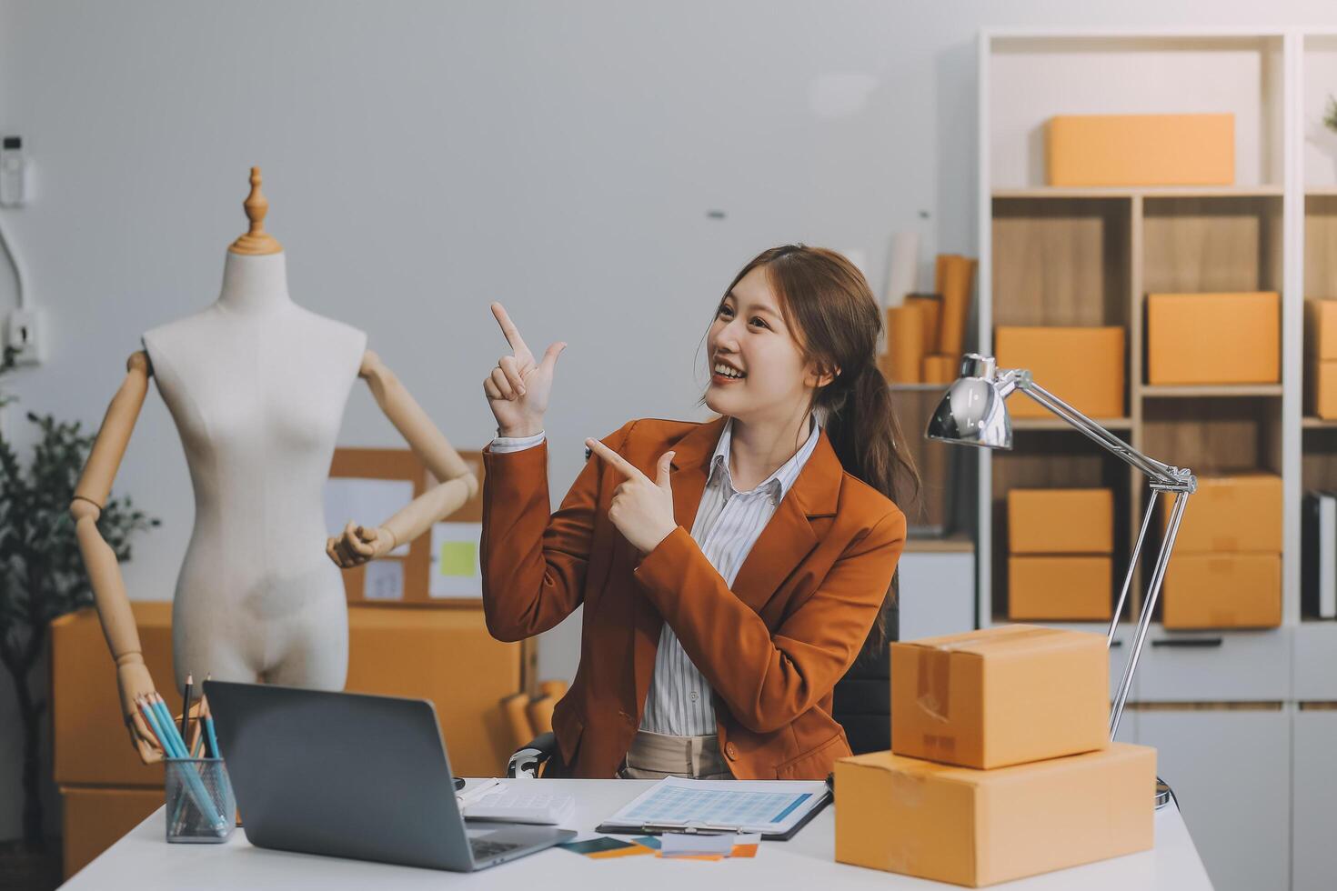 Emprendedor autónomo de pequeñas empresas, retrato de mujer joven que trabaja en la oficina del hogar, caja, teléfono inteligente, computadora portátil, en línea, marketing, empaque, entrega, pyme, concepto de comercio electrónico foto