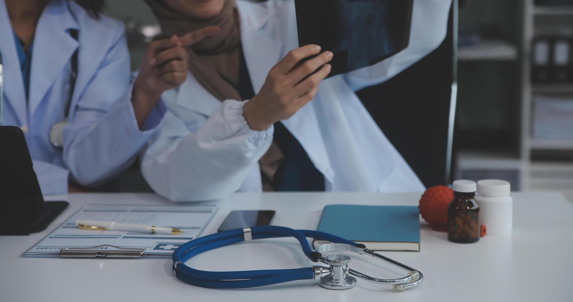 médico que se discute diagnóstico durante el reunión. grupo de médico que se discute trabajo importar en el oficina a trabajar. el médico equipo discute tratamiento opciones con el paciente. foto