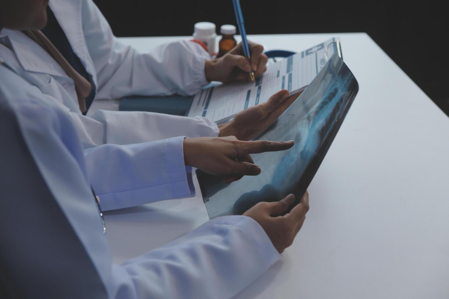 médico que se discute diagnóstico durante el reunión. grupo de médico que se discute trabajo importar en el oficina a trabajar. el médico equipo discute tratamiento opciones con el paciente. foto