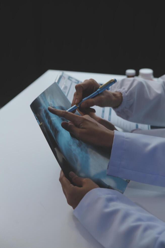 médico que se discute diagnóstico durante el reunión. grupo de médico que se discute trabajo importar en el oficina a trabajar. el médico equipo discute tratamiento opciones con el paciente. foto