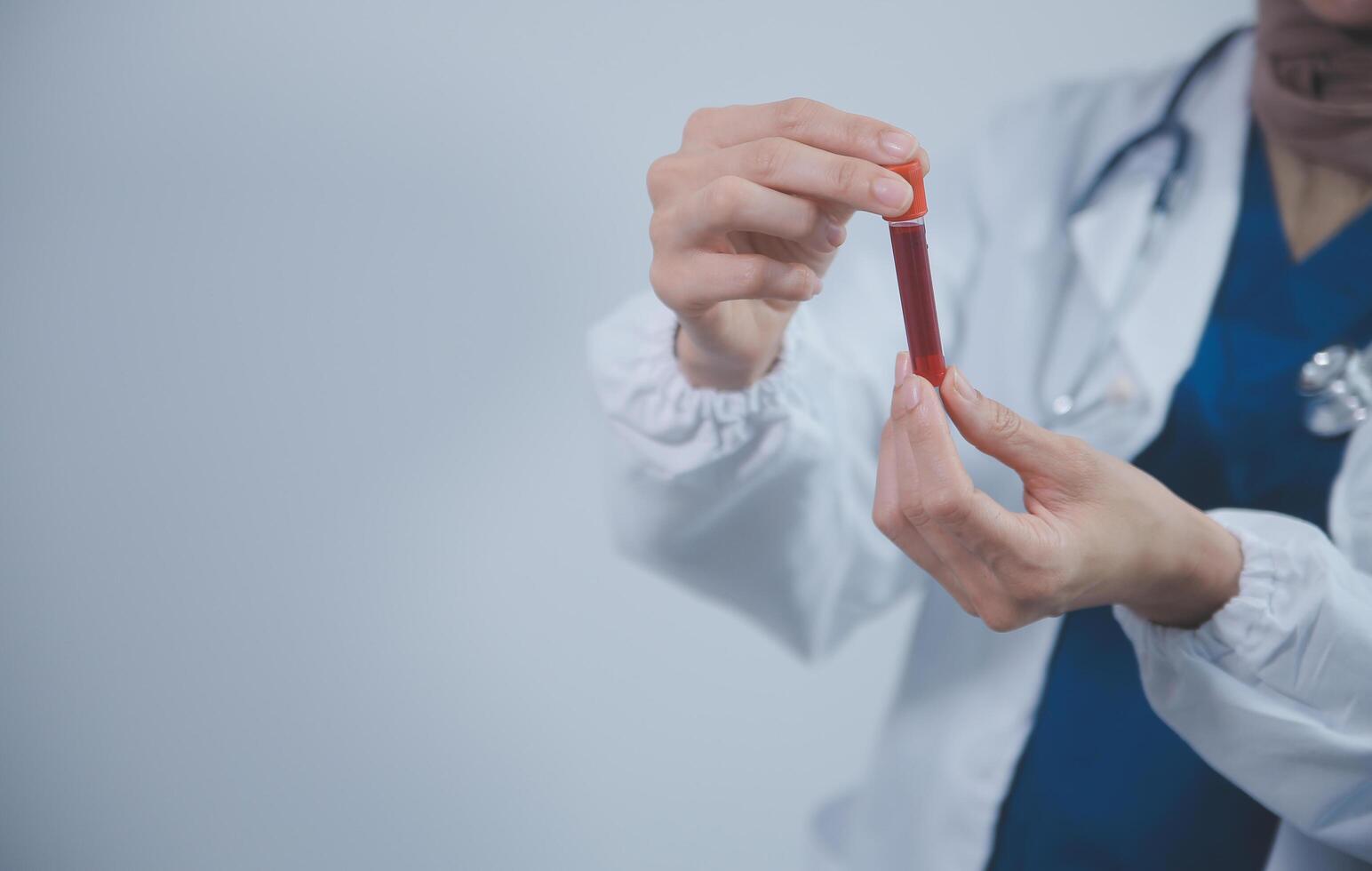 técnico, doctor, científico en laboratorio con sangre muestra tubos y estante en el laboratorio participación un sangre buque muestra para estudiar, experimento, médico investigación biotecnología adn pruebas. foto