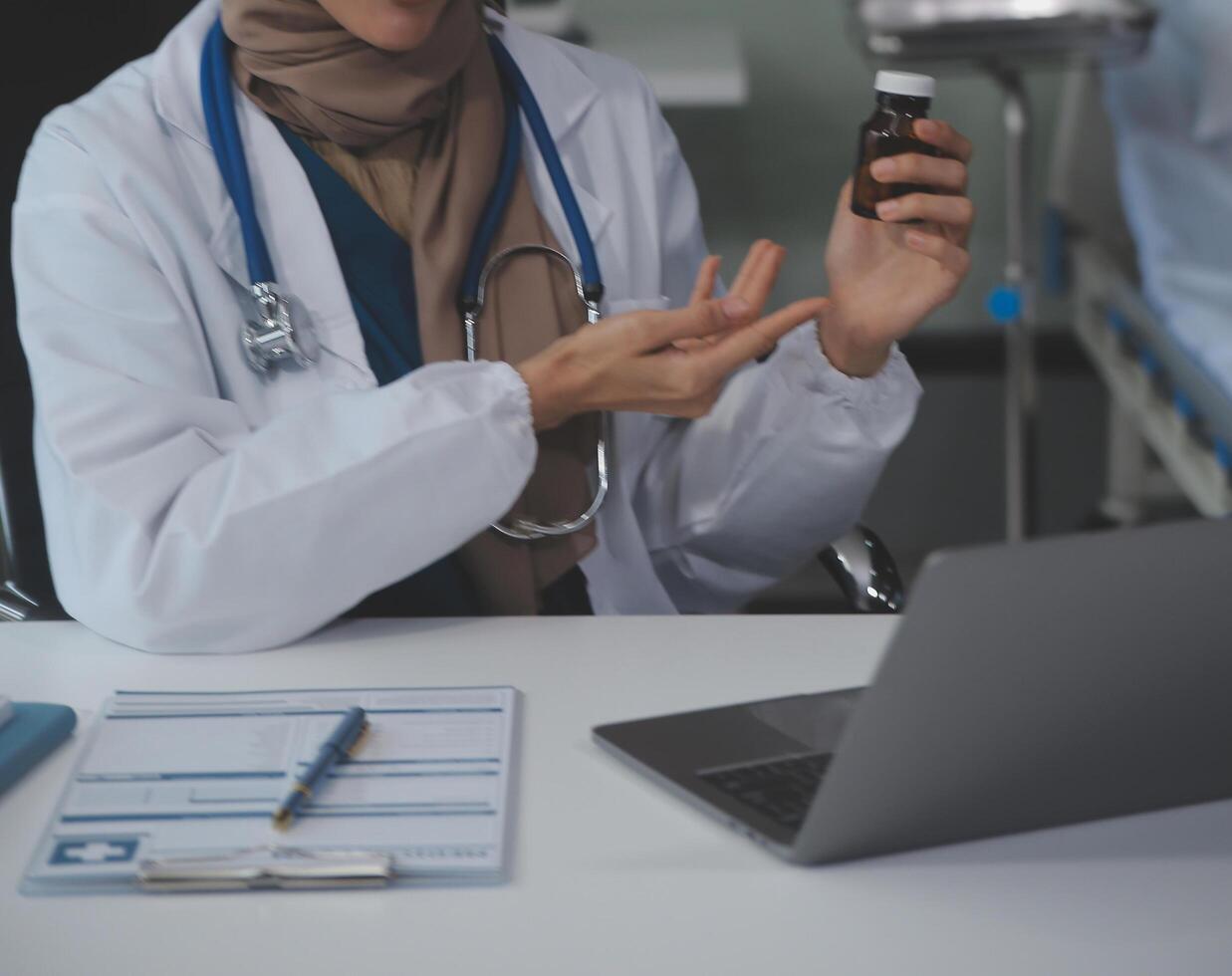 recortado ver de médico en blanco Saco participación botella medicamento, prescribir pastillas a enfermo paciente vía en línea consulta. familia terapeuta recomendar calidad medicamentos. cuidado de la salud, tratamiento concepto foto