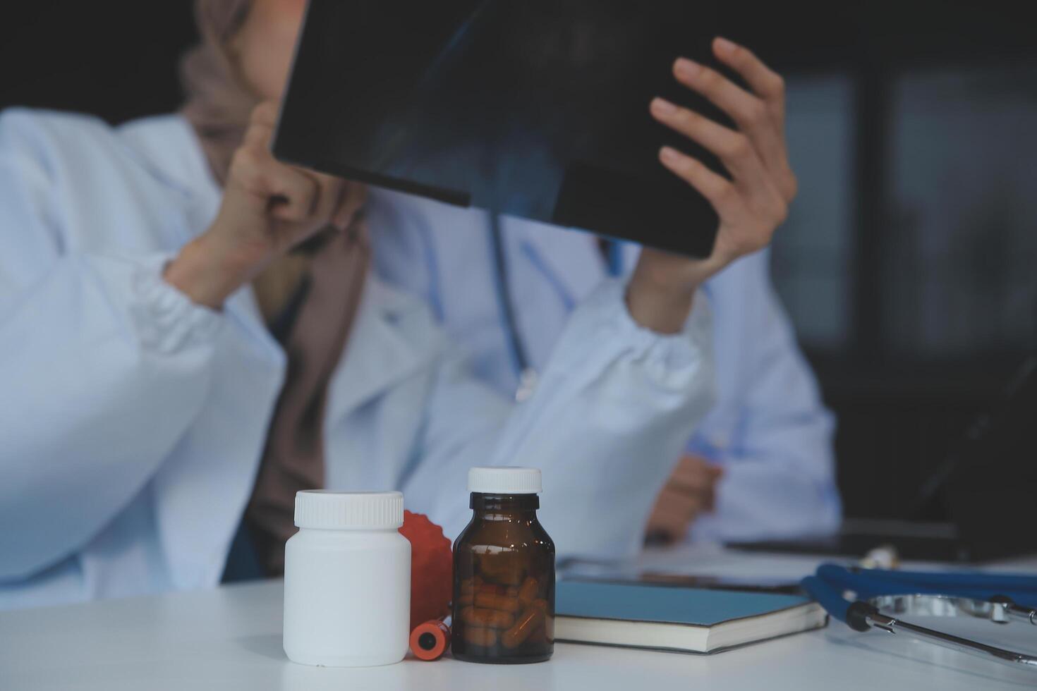 médico que se discute diagnóstico durante el reunión. grupo de médico que se discute trabajo importar en el oficina a trabajar. el médico equipo discute tratamiento opciones con el paciente. foto