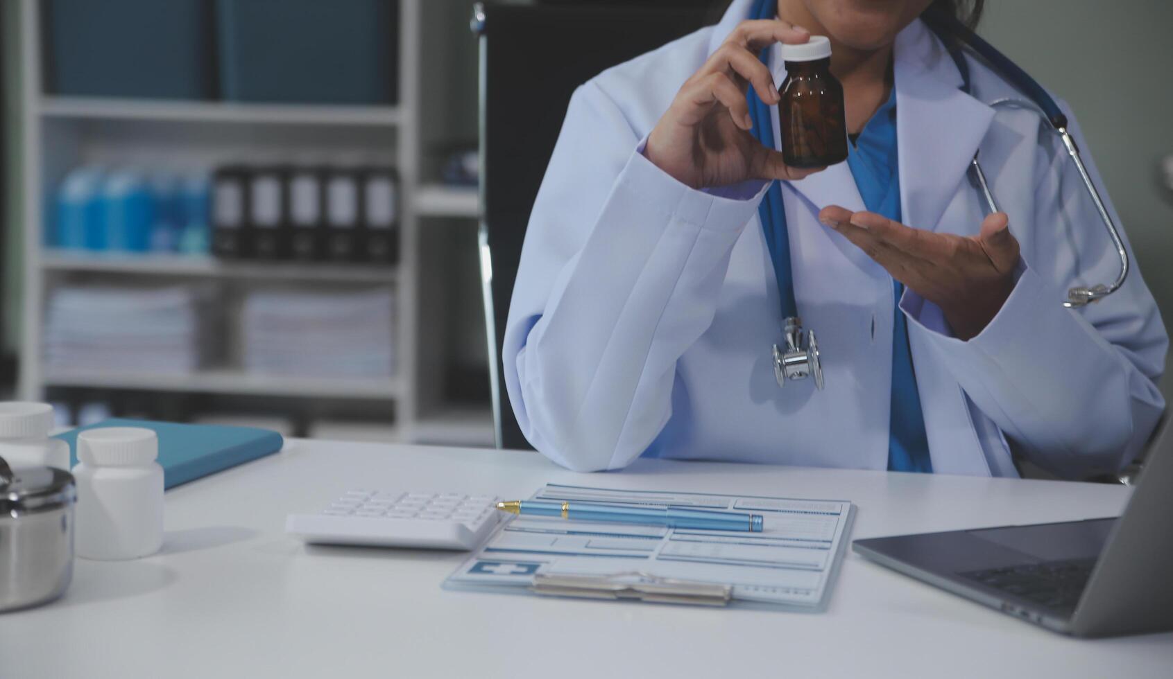 recortado ver de médico en blanco Saco participación botella medicamento, prescribir pastillas a enfermo paciente vía en línea consulta. familia terapeuta recomendar calidad medicamentos. cuidado de la salud, tratamiento concepto foto