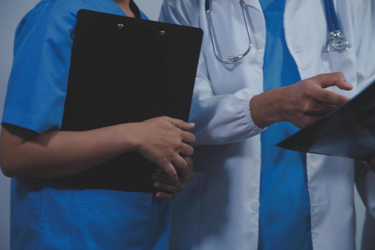 calidad cuidado de la salud es todas acerca de poniendo el paciente a el centro. Disparo de un grupo de médico practicantes teniendo un discusión en un hospital. foto