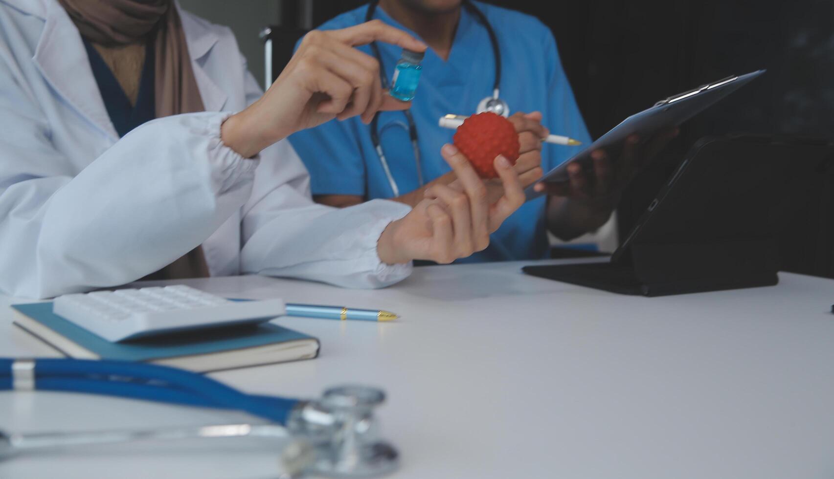 médico que se discute diagnóstico durante el reunión. grupo de médico que se discute trabajo importar en el oficina a trabajar. el médico equipo discute tratamiento opciones con el paciente. foto