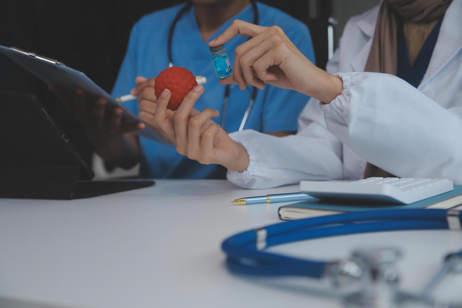 médico que se discute diagnóstico durante el reunión. grupo de médico que se discute trabajo importar en el oficina a trabajar. el médico equipo discute tratamiento opciones con el paciente. foto