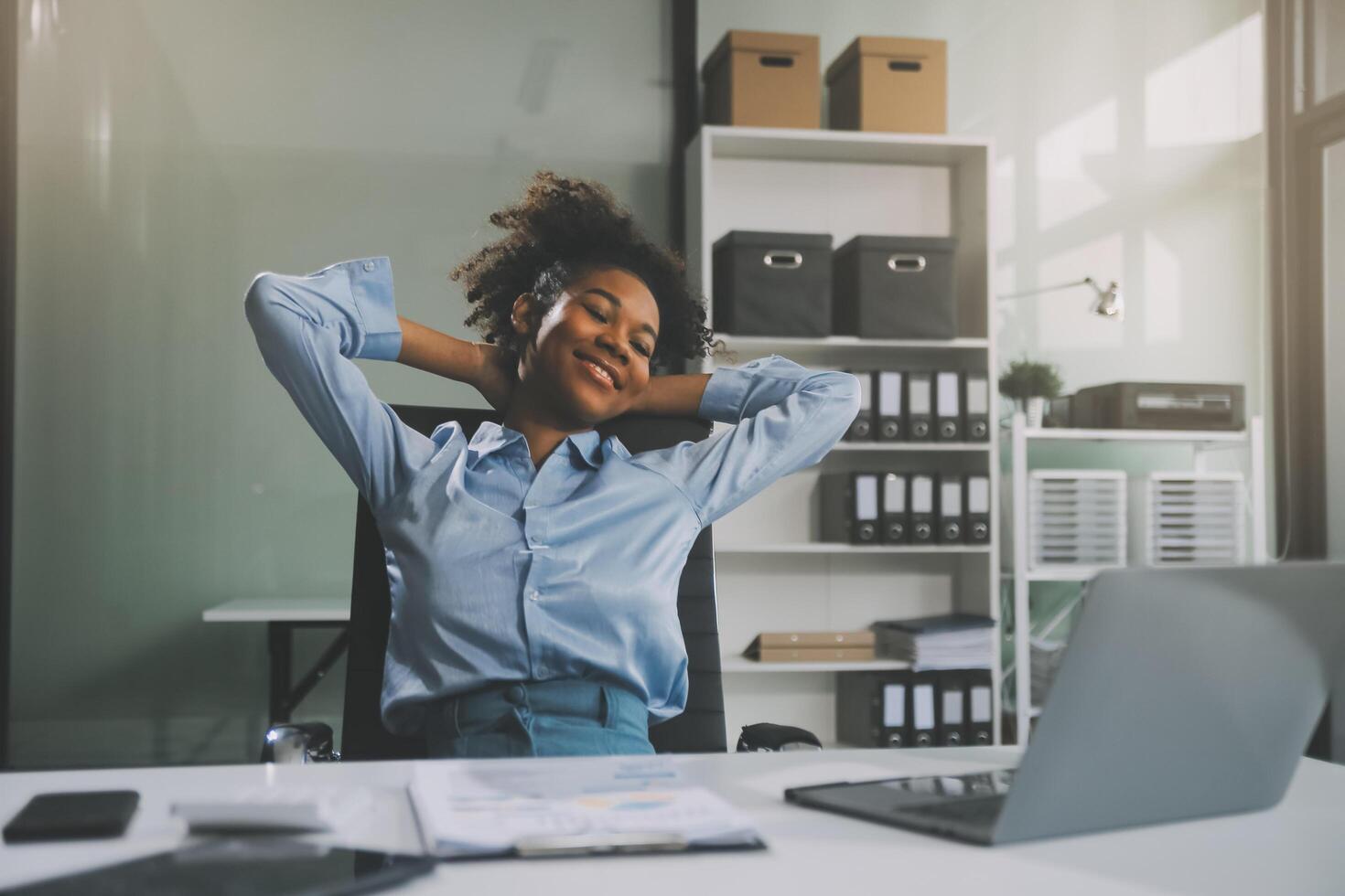 asiático trabajando mujer relajado desde trabajar, ella estaba contento. foto