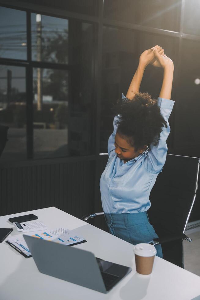 asiático trabajando mujer relajado desde trabajar, ella estaba contento. foto