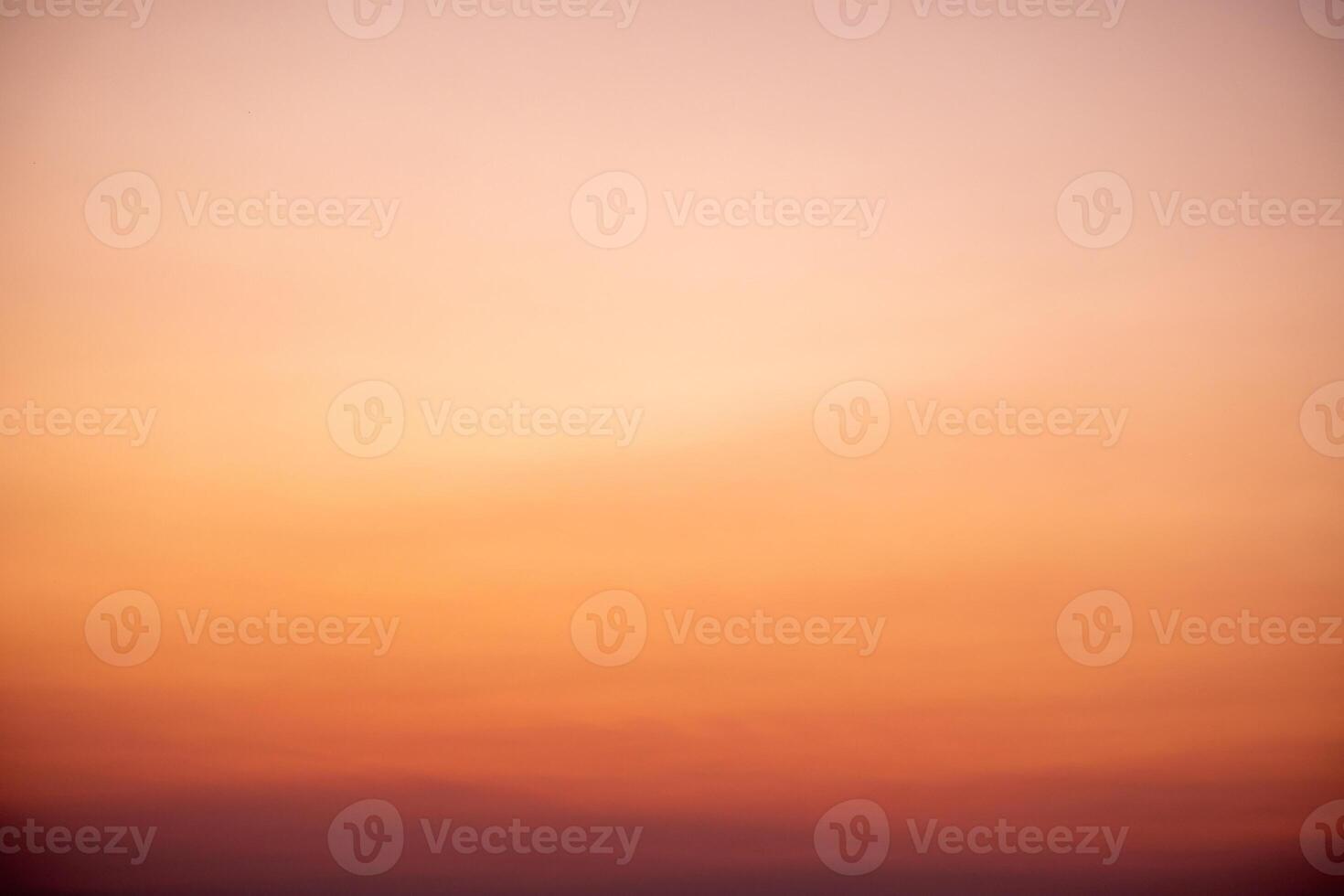 hermosa , lujo suave degradado naranja oro nubes y luz de sol en el azul cielo Perfecto para el fondo, tomar en siempre, crepúsculo, grande tamaño, alto definición paisaje foto