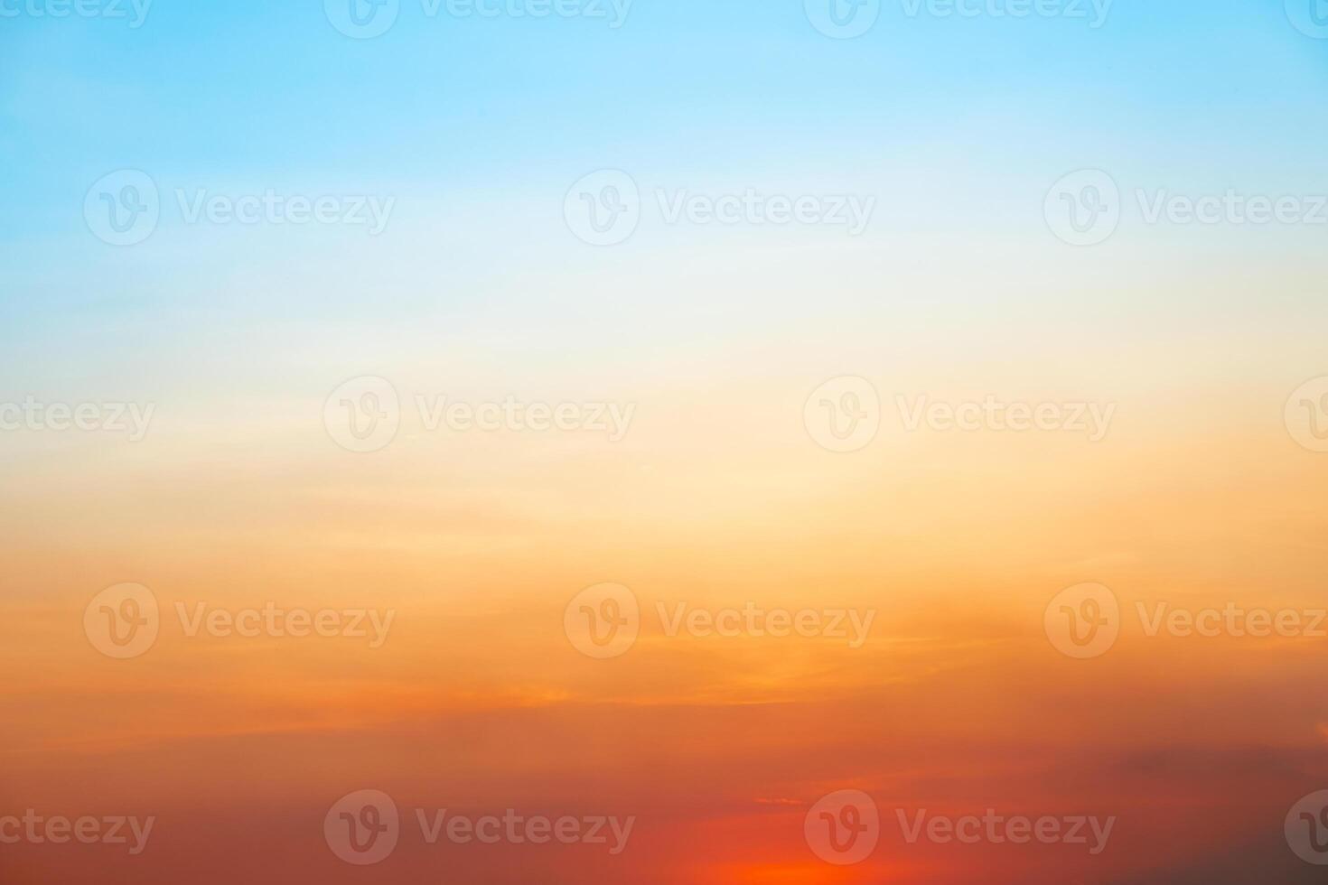 hermosa , lujo suave degradado naranja oro nubes y luz de sol en el azul cielo Perfecto para el fondo, tomar en siempre, crepúsculo, grande tamaño, alto definición paisaje foto