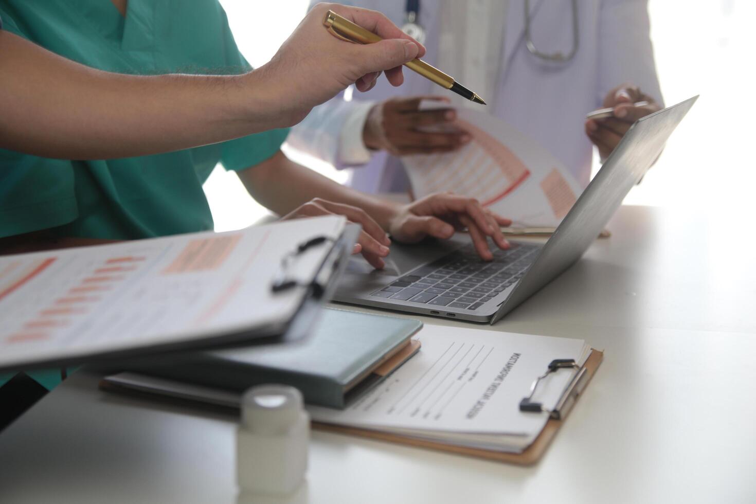 médico equipo reunión alrededor mesa en moderno hospital foto