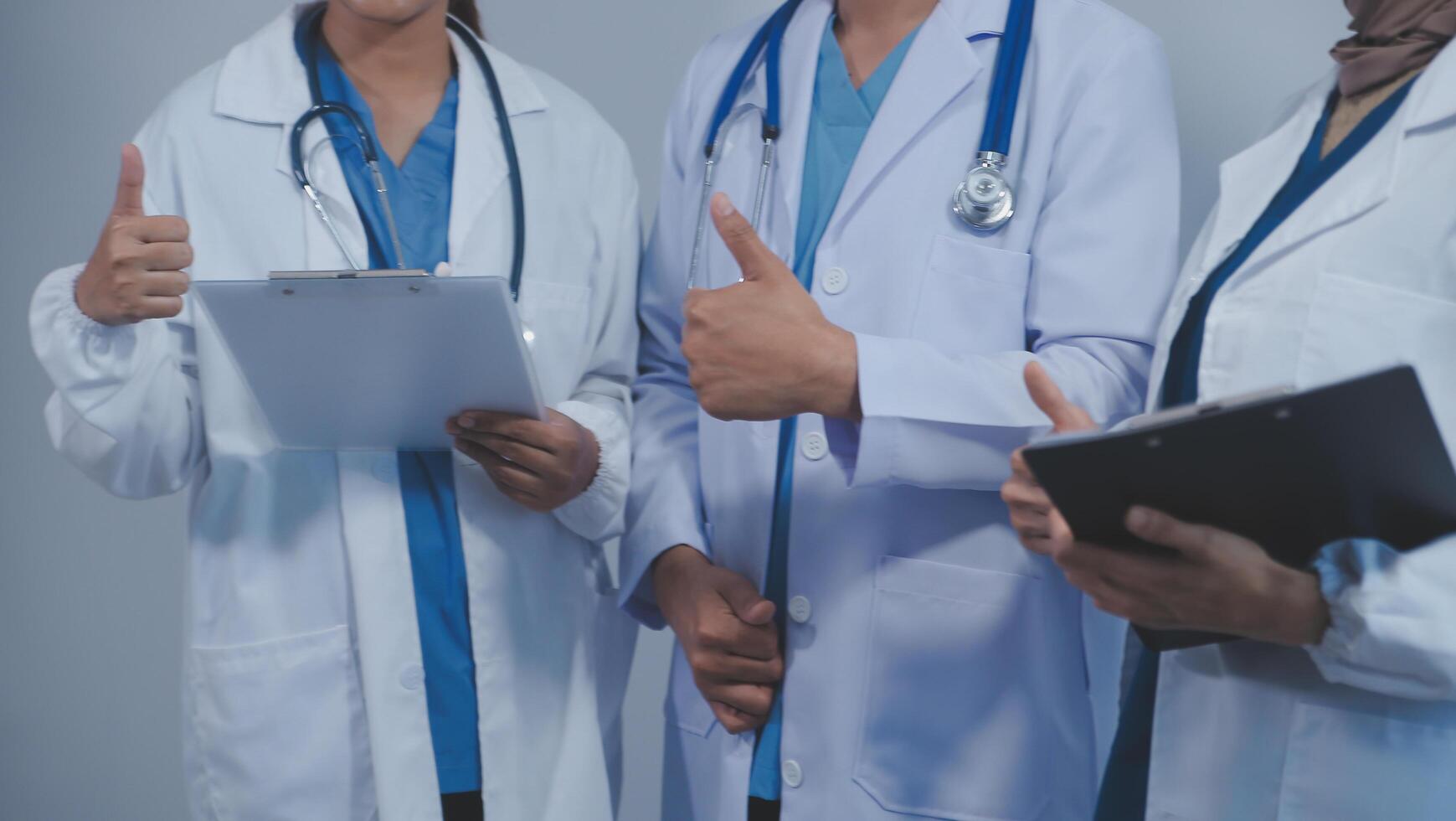 calidad cuidado de la salud es todas acerca de poniendo el paciente a el centro. Disparo de un grupo de médico practicantes teniendo un discusión en un hospital. foto