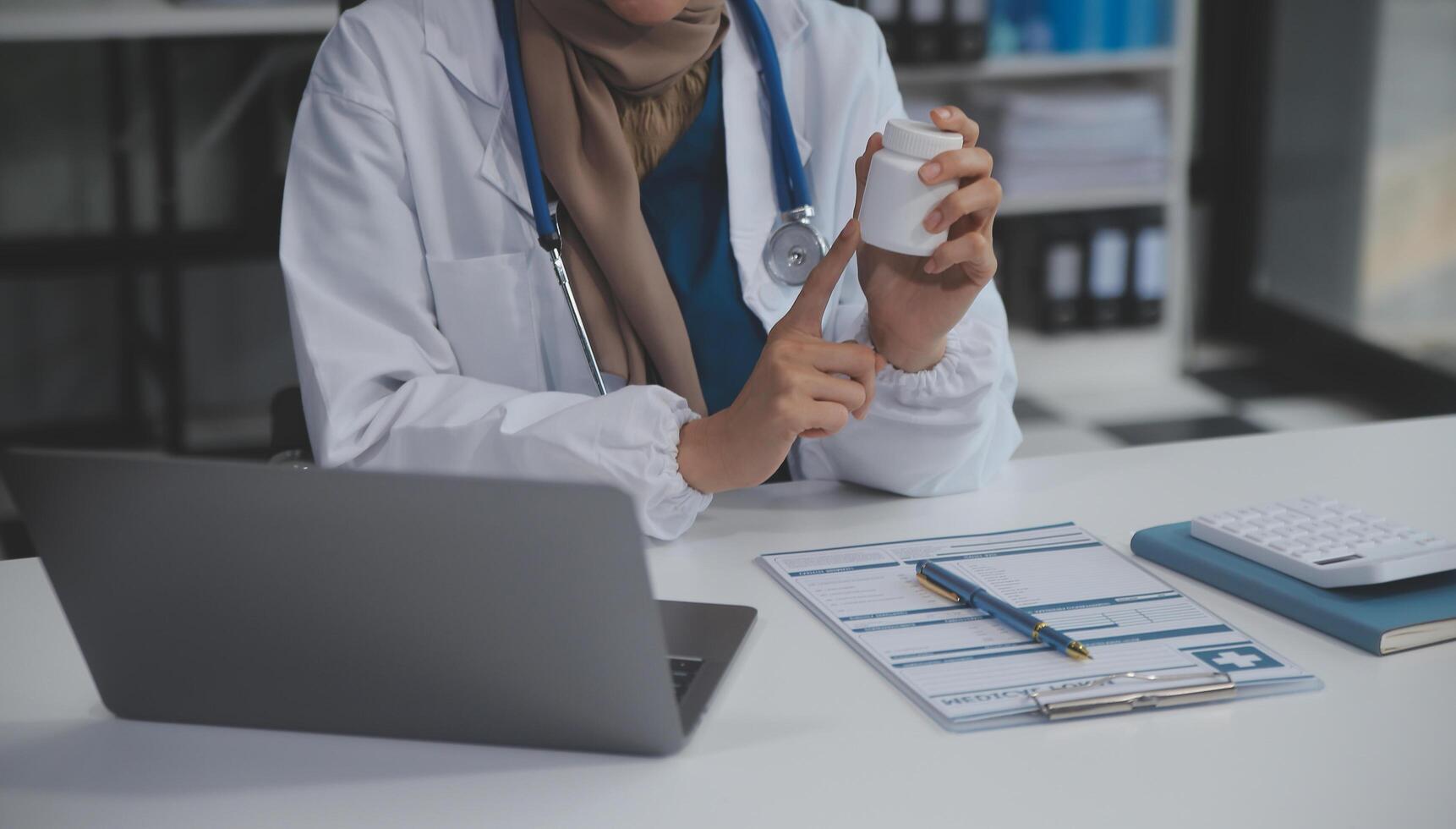 recortado ver de médico en blanco Saco participación botella medicamento, prescribir pastillas a enfermo paciente vía en línea consulta. familia terapeuta recomendar calidad medicamentos. cuidado de la salud, tratamiento concepto foto