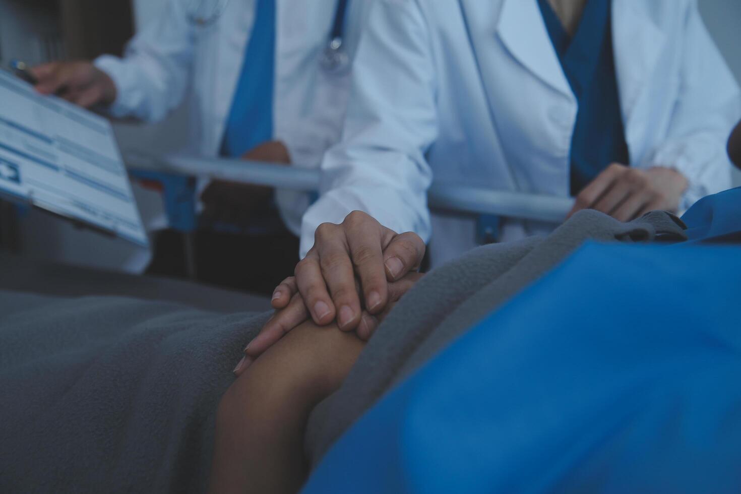 recortado Disparo de un hembra enfermero sostener su mayor del paciente mano. dando apoyo. médico Ayudar antiguo paciente con Alzheimer enfermedad. hembra cuidador participación manos de mayor hombre foto