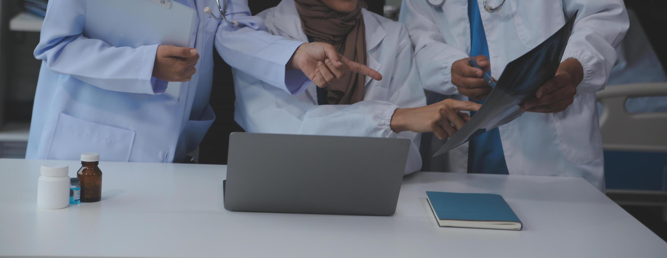 médico que se discute diagnóstico durante el reunión. grupo de médico que se discute trabajo importar en el oficina a trabajar. el médico equipo discute tratamiento opciones con el paciente. foto