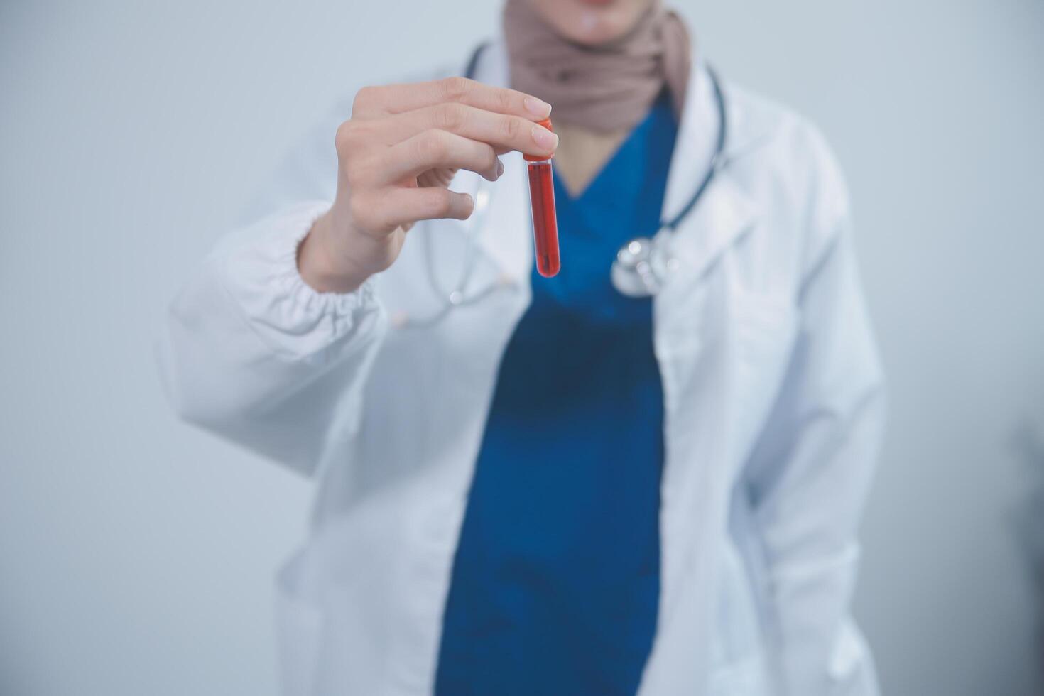 técnico, doctor, científico en laboratorio con sangre muestra tubos y estante en el laboratorio participación un sangre buque muestra para estudiar, experimento, médico investigación biotecnología adn pruebas. foto