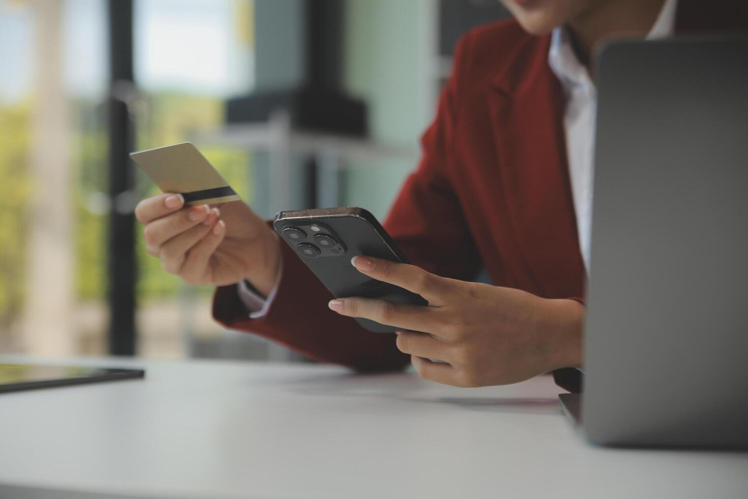 mano participación crédito tarjeta y utilizando ordenador portátil. mujer de negocios o empresario trabajando desde hogar. en línea compras, comercio electrónico, Internet bancario, gasto dinero, trabajo desde hogar concepto foto