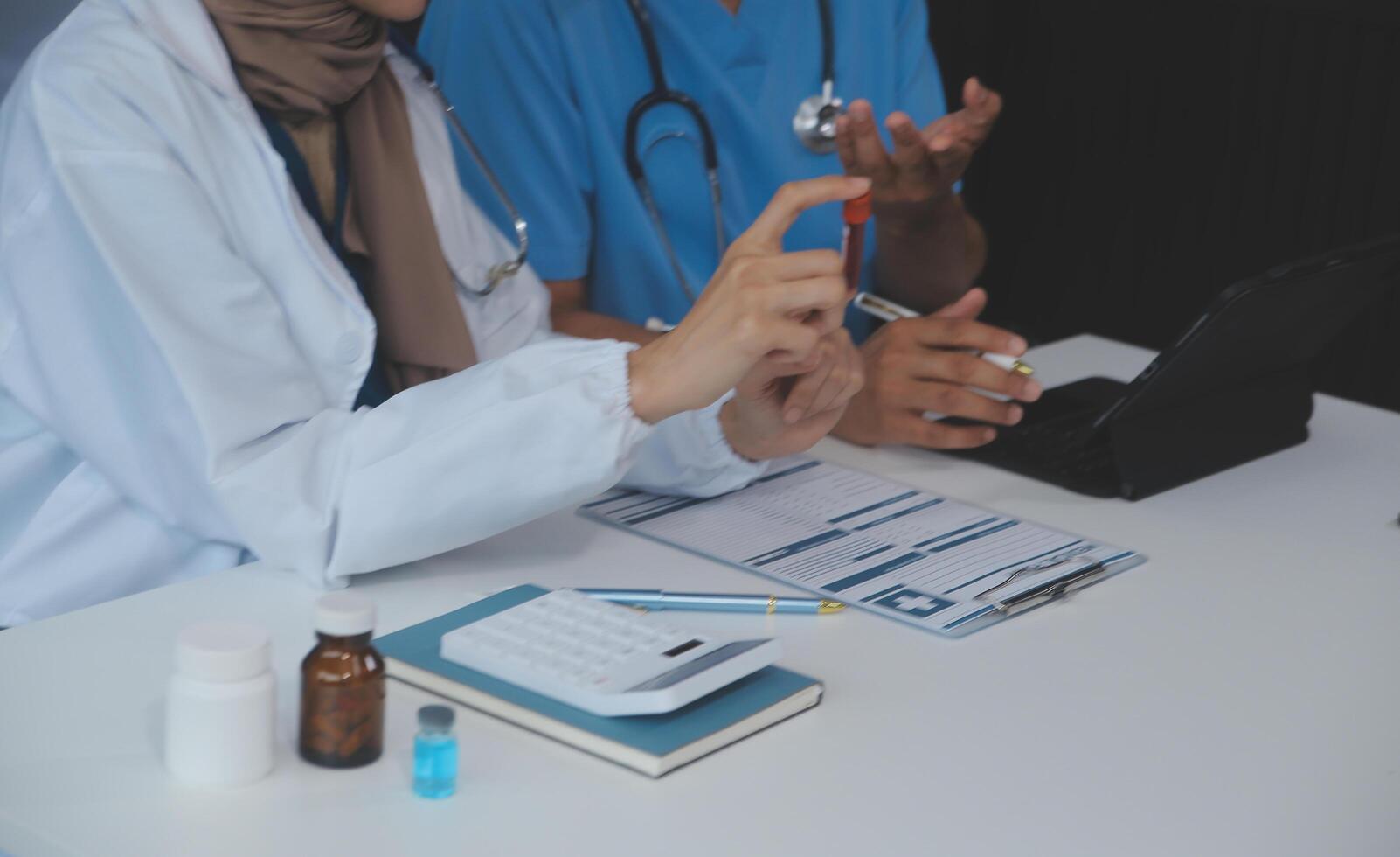 médico que se discute diagnóstico durante el reunión. grupo de médico que se discute trabajo importar en el oficina a trabajar. el médico equipo discute tratamiento opciones con el paciente. foto