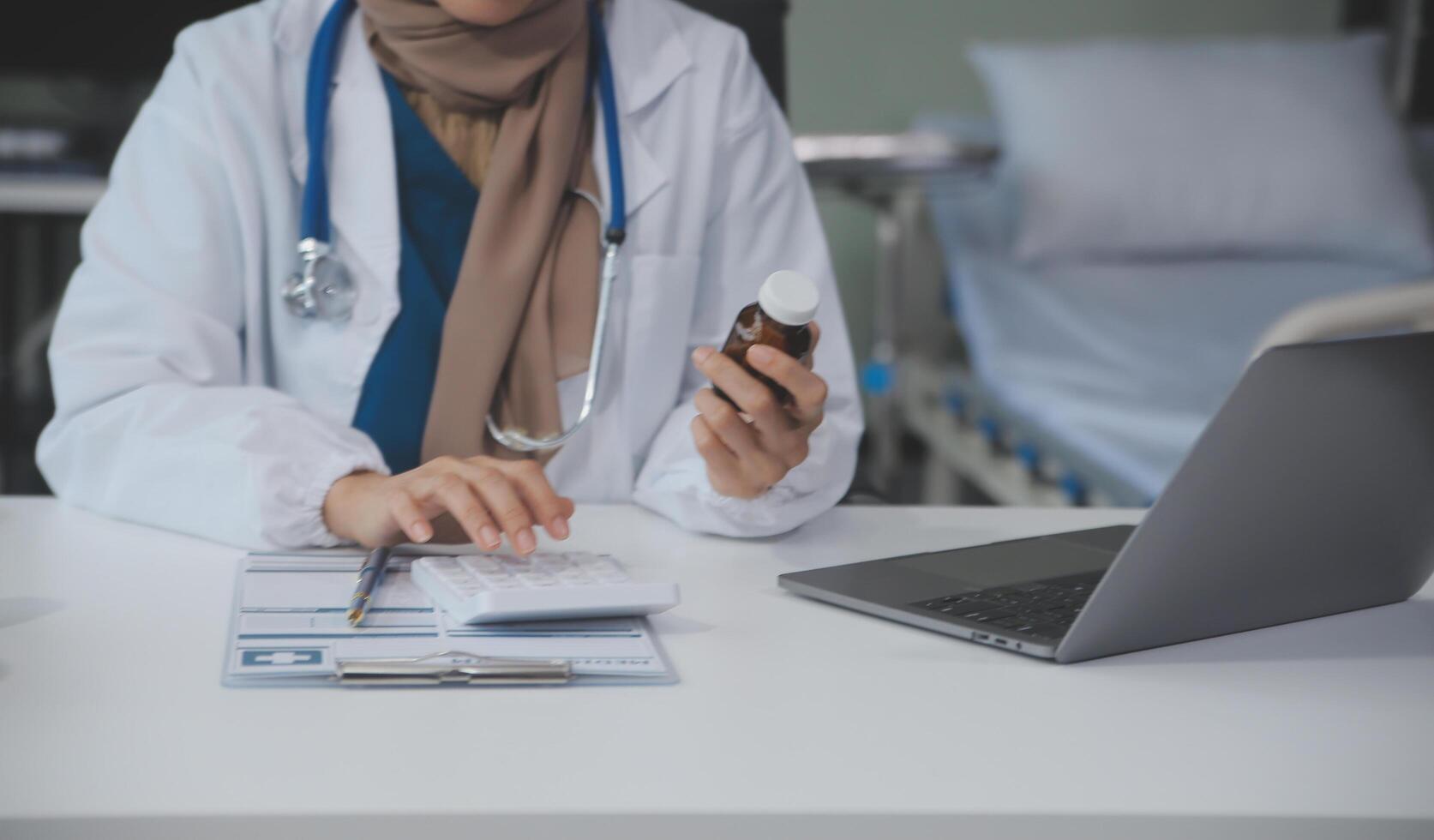 recortado ver de médico en blanco Saco participación botella medicamento, prescribir pastillas a enfermo paciente vía en línea consulta. familia terapeuta recomendar calidad medicamentos. cuidado de la salud, tratamiento concepto foto