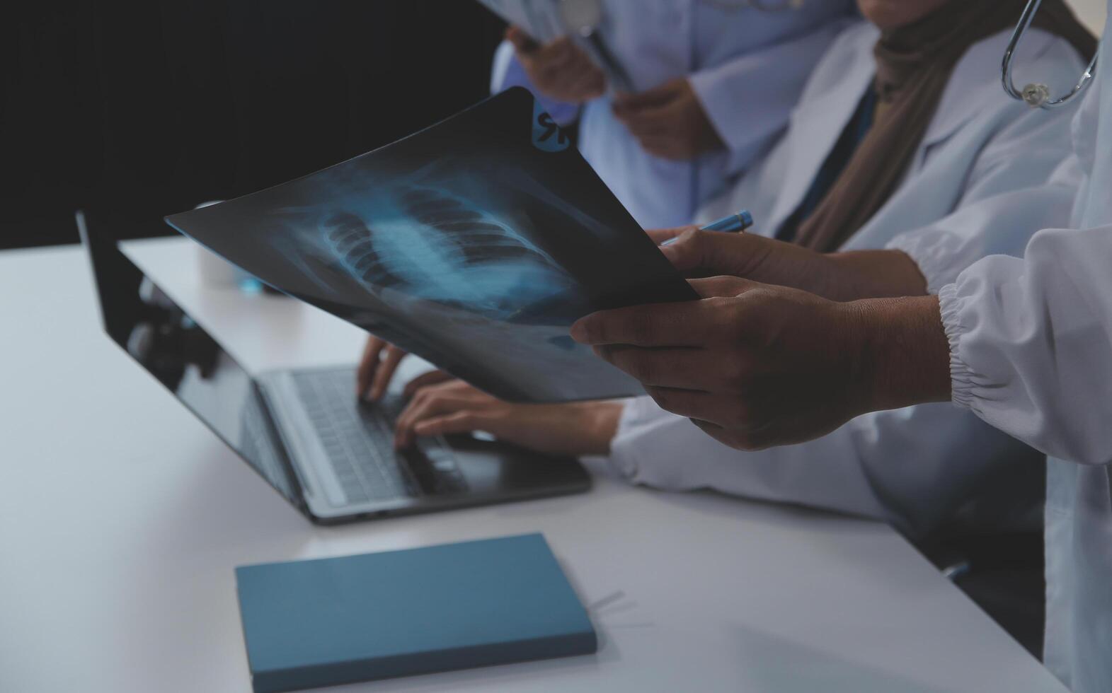 médico que se discute diagnóstico durante el reunión. grupo de médico que se discute trabajo importar en el oficina a trabajar. el médico equipo discute tratamiento opciones con el paciente. foto