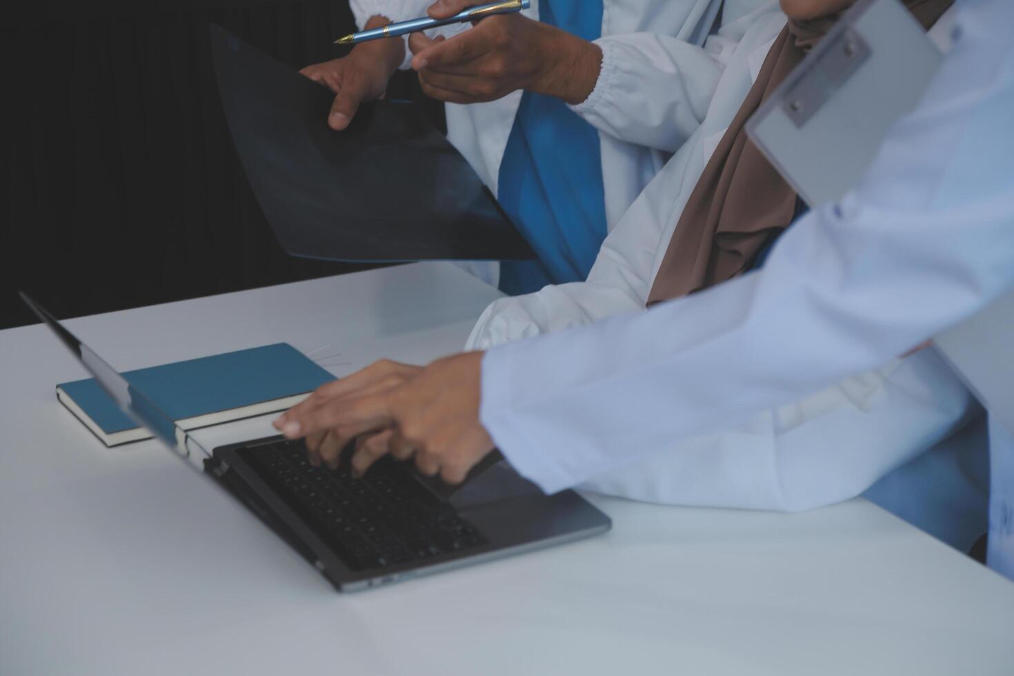 médico que se discute diagnóstico durante el reunión. grupo de médico que se discute trabajo importar en el oficina a trabajar. el médico equipo discute tratamiento opciones con el paciente. foto