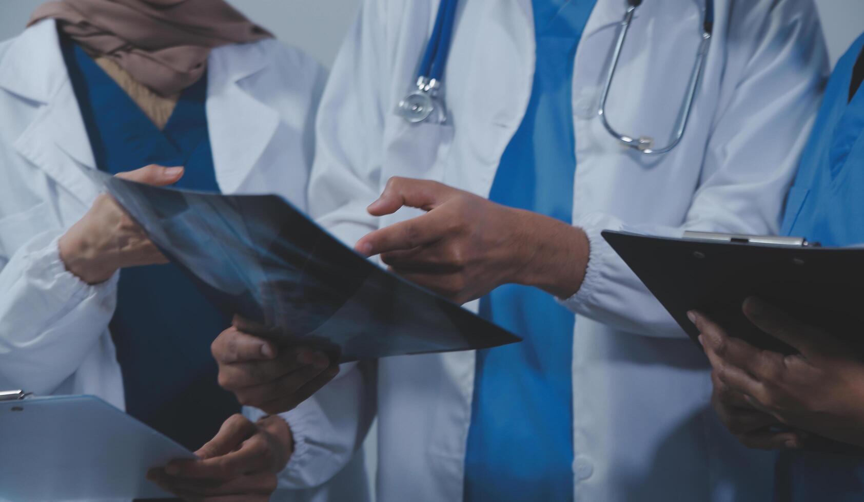 calidad cuidado de la salud es todas acerca de poniendo el paciente a el centro. Disparo de un grupo de médico practicantes teniendo un discusión en un hospital. foto