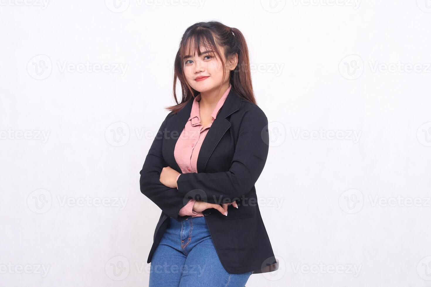 hermosa contento asiático mujer en su 20s sonriente vistiendo casual traje camisa trabajando profesionalmente en blanco color antecedentes estudio retrato para bandera anuncio, bandera, cartelera foto