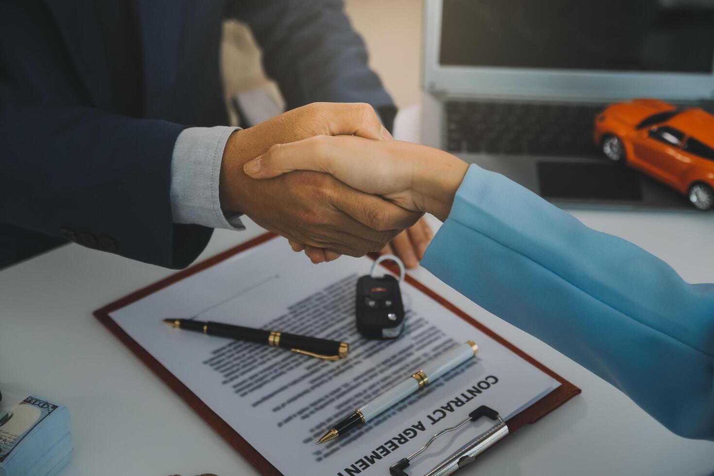 Insurance officers hand over the car keys after the tenant. have signed an auto insurance document or a lease or agreement document Buying or selling a new or used car with a car photo