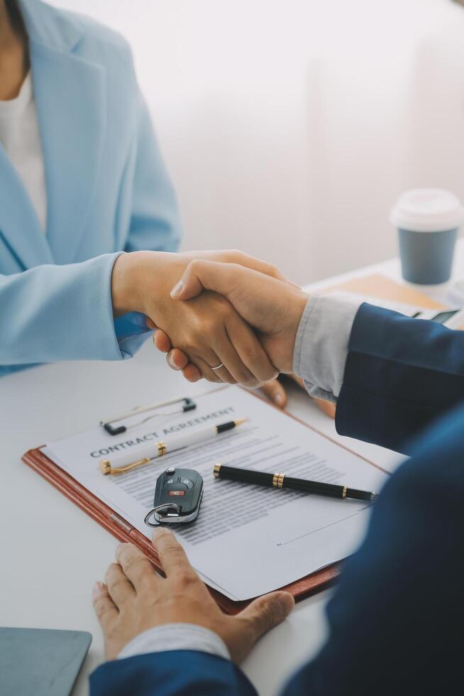 Insurance officers hand over the car keys after the tenant. have signed an auto insurance document or a lease or agreement document Buying or selling a new or used car with a car photo