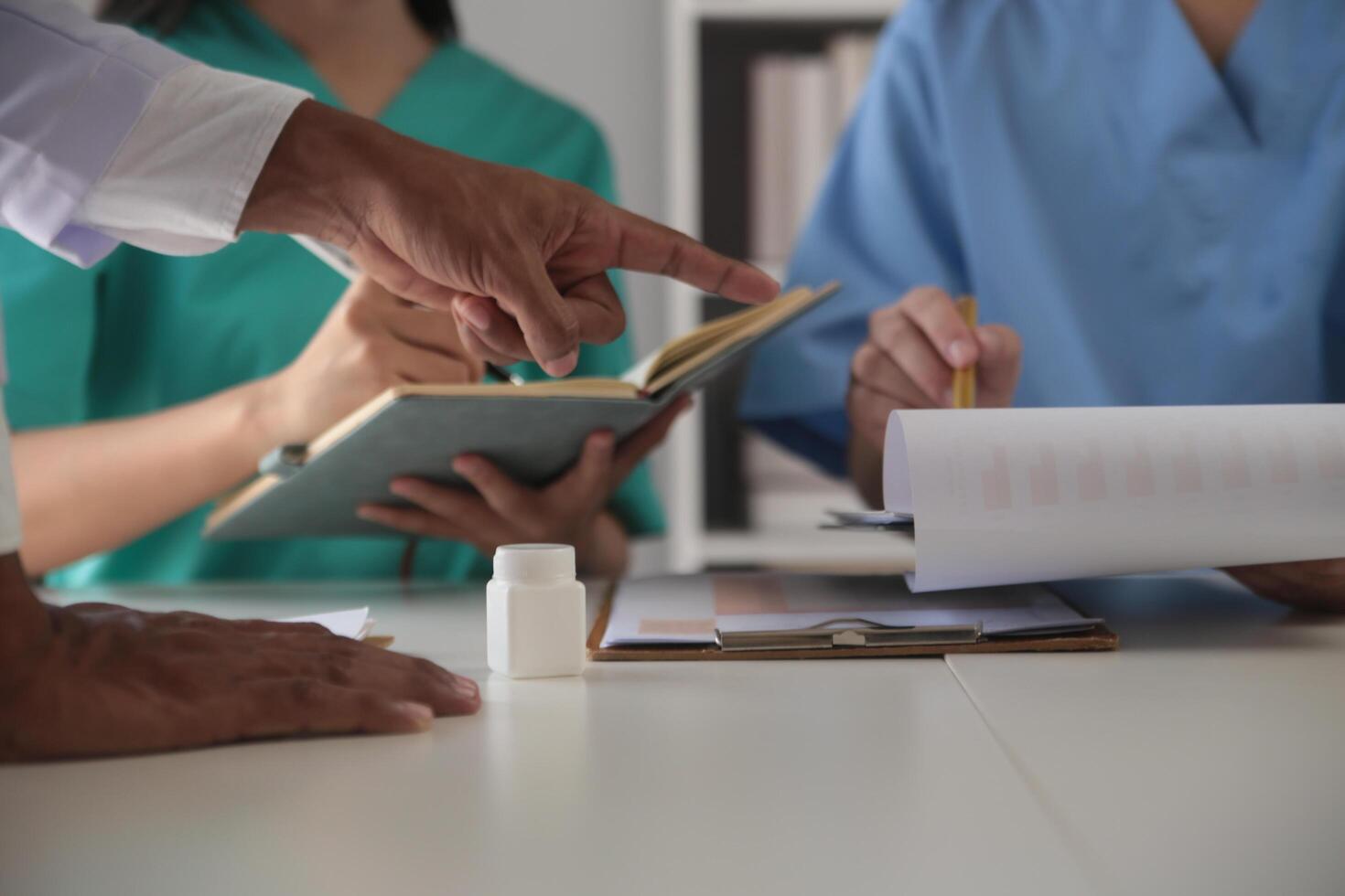 médico equipo reunión alrededor mesa en moderno hospital foto