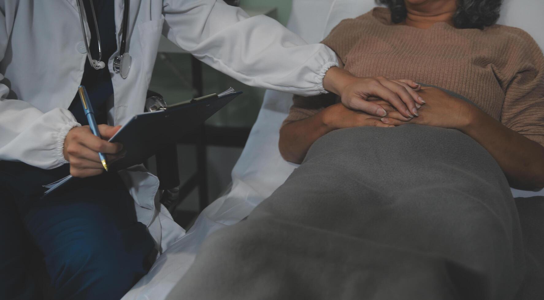 recortado Disparo de un hembra enfermero sostener su mayor del paciente mano. dando apoyo. médico Ayudar antiguo paciente con Alzheimer enfermedad. hembra cuidador participación manos de mayor hombre foto