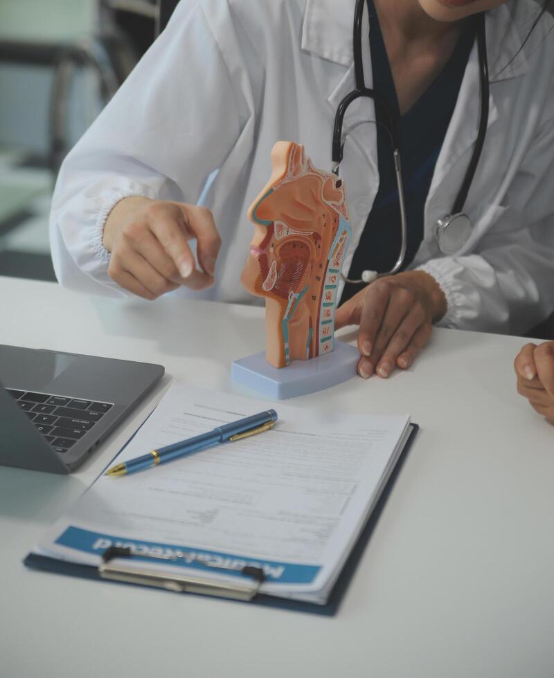 hembra médico explicando a paciente resultados de modelo el proceso de pacientes diagnóstico de enfermedades para modelo interno Organo. foto