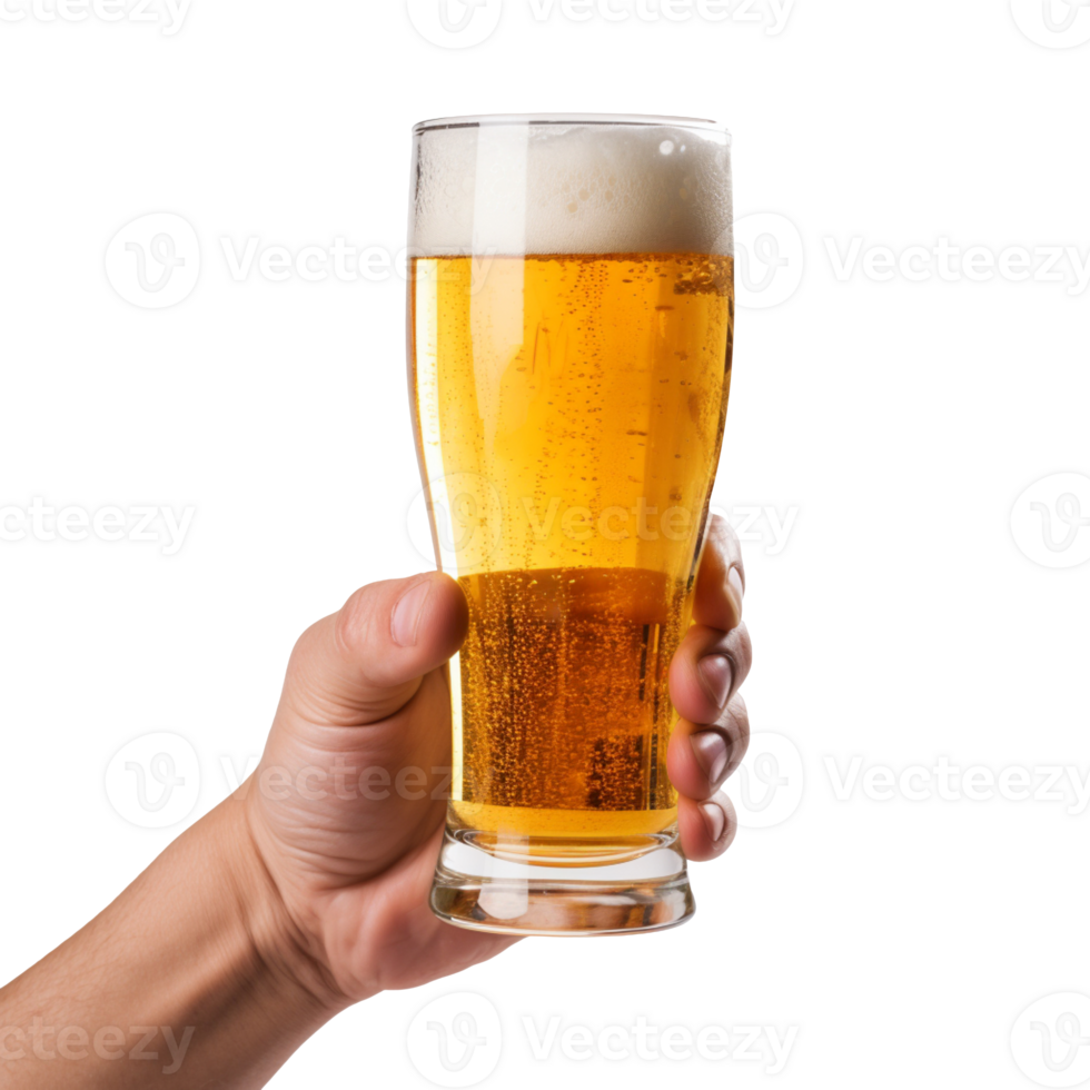 ein männlich Hand halten oben ein Glas von Bier isoliert auf transparent Hintergrund png