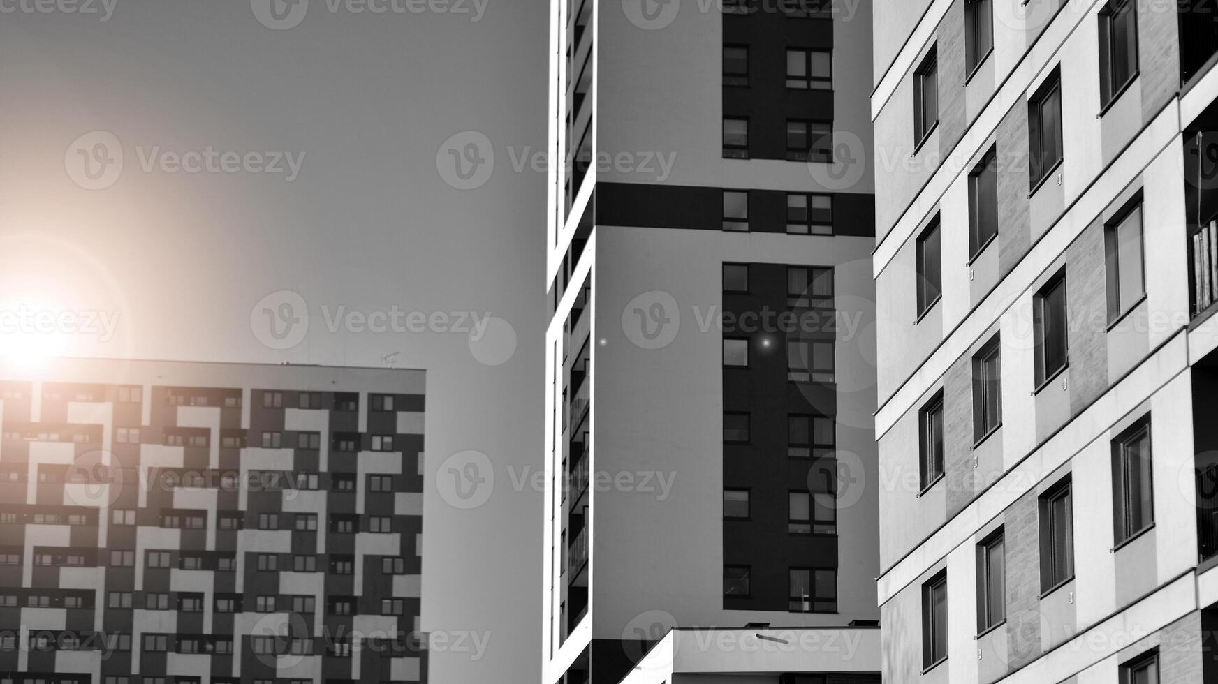 fragmento de el del edificio fachada con ventanas y balcones moderno Departamento edificios en un soleado día. fachada de un moderno residencial edificio. negro y blanco. foto