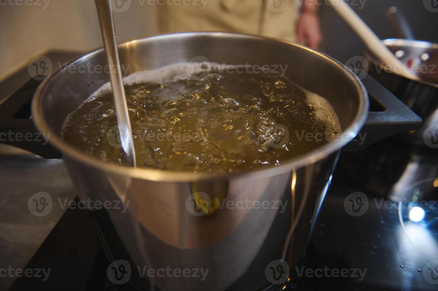 inoxidable acero pan con hirviendo agua para espaguetis o otro comida foto