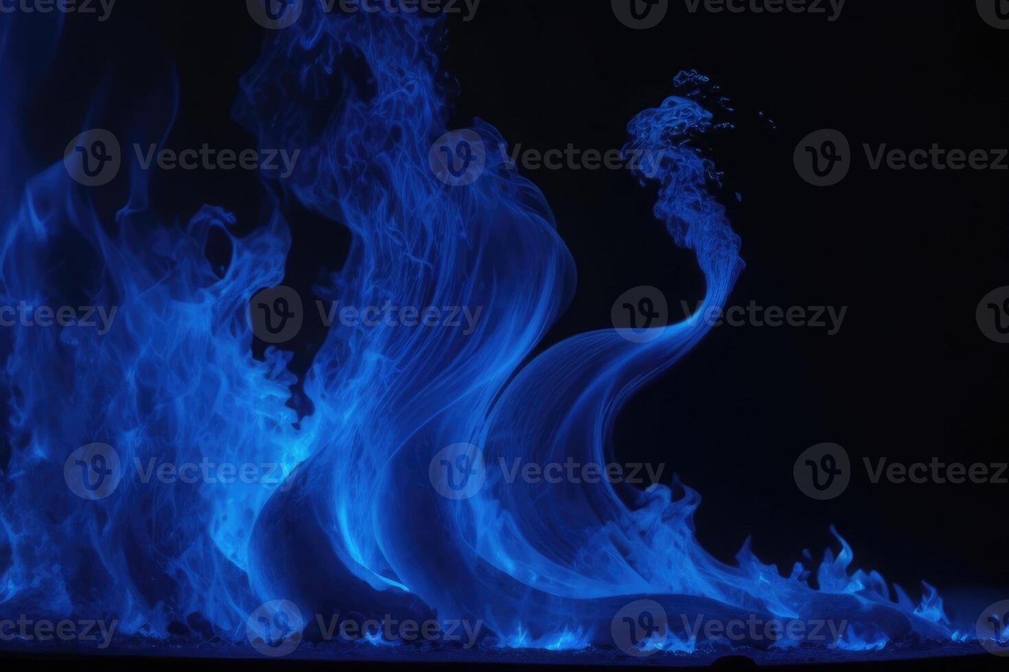 azul llamas en un negro antecedentes foto