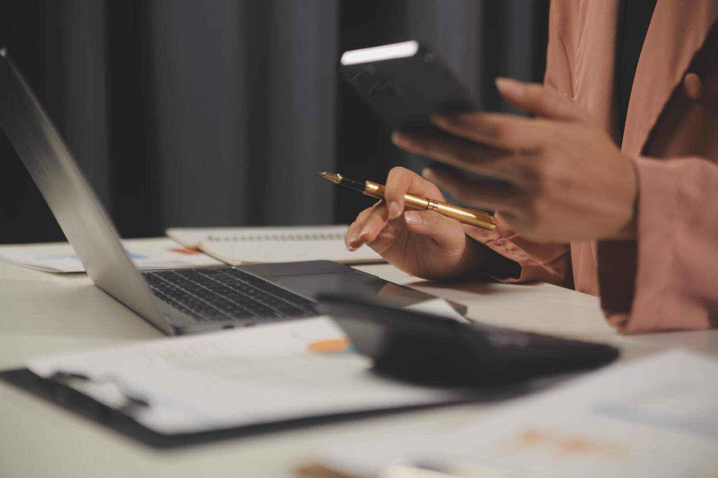 trabajo con teléfono móvil computadora de escritura chat móvil computadora portátil contáctenos en los lugares de trabajo, planificación de ideas, inversores, búsqueda en Internet, ideas que conectan a las personas. foto