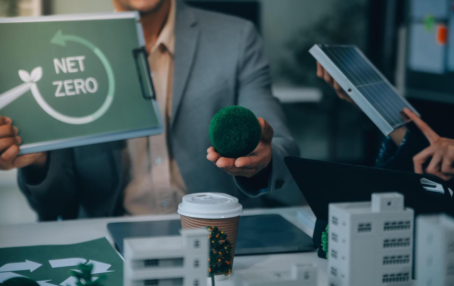 verde energía negocio empresa reunión con negocio personas planificación y discutir márketing de sostenible y renovable limpiar energía producto con solar célula y viento turbina generador. pionero foto