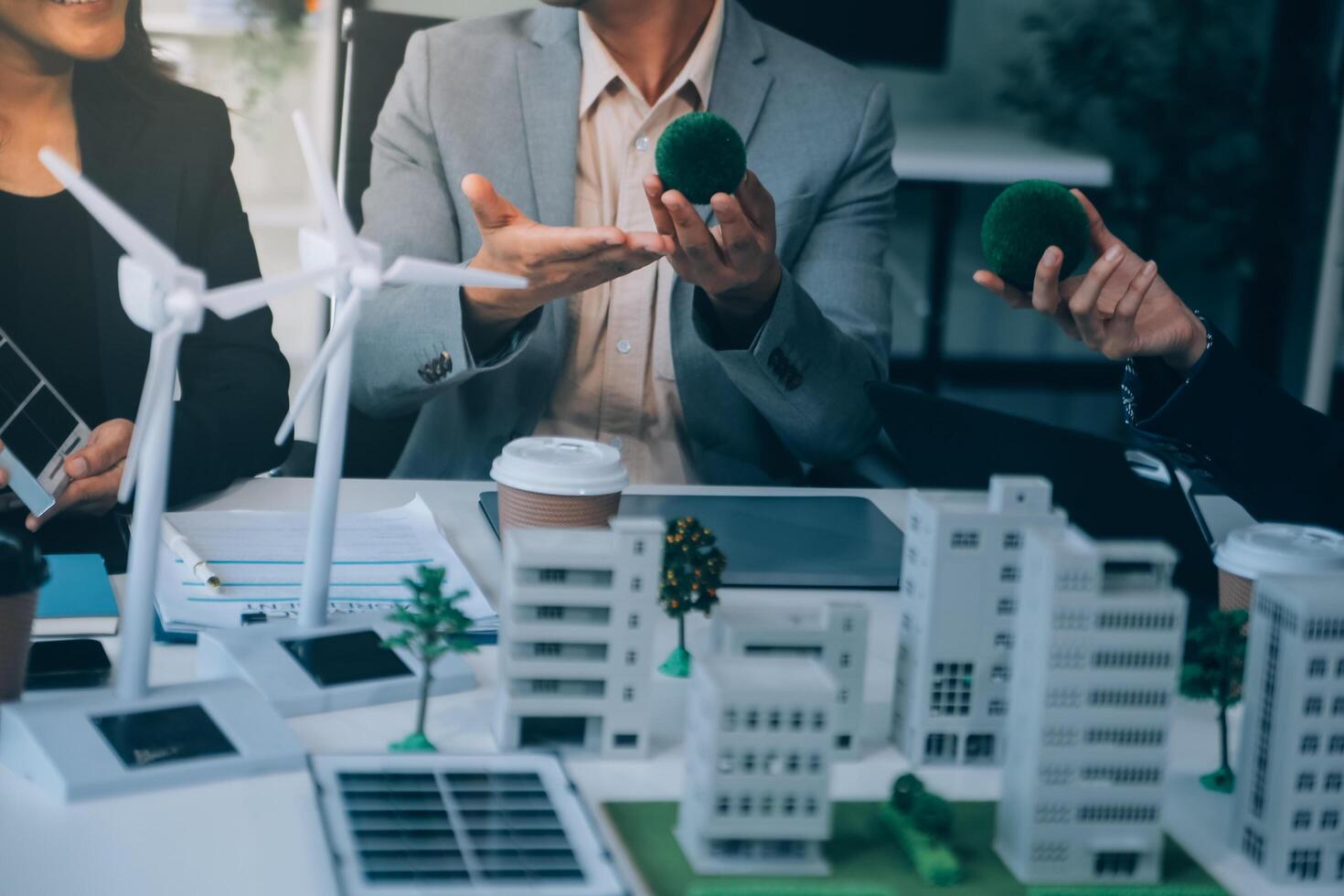 verde energía negocio empresa reunión con negocio personas planificación y discutir márketing de sostenible y renovable limpiar energía producto con solar célula y viento turbina generador. pionero foto