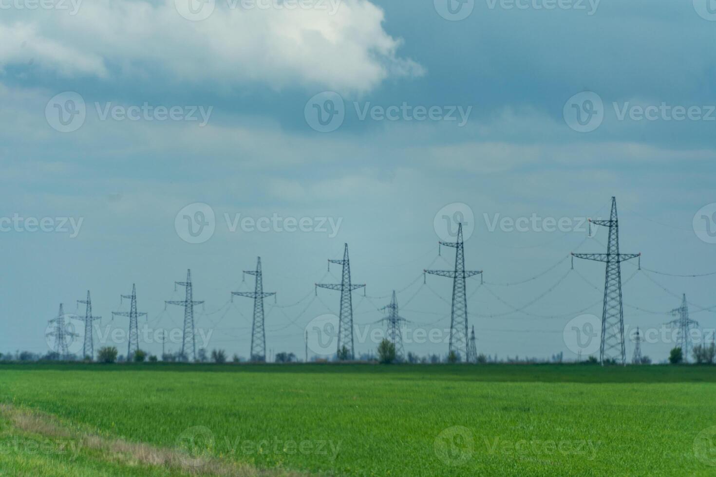 alto voltaje torres con cielo antecedentes. poder línea apoyo con alambres para electricidad transmisión. alto voltaje cuadrícula torre con cable cable a distribución estación. energía industria, energía ahorro foto