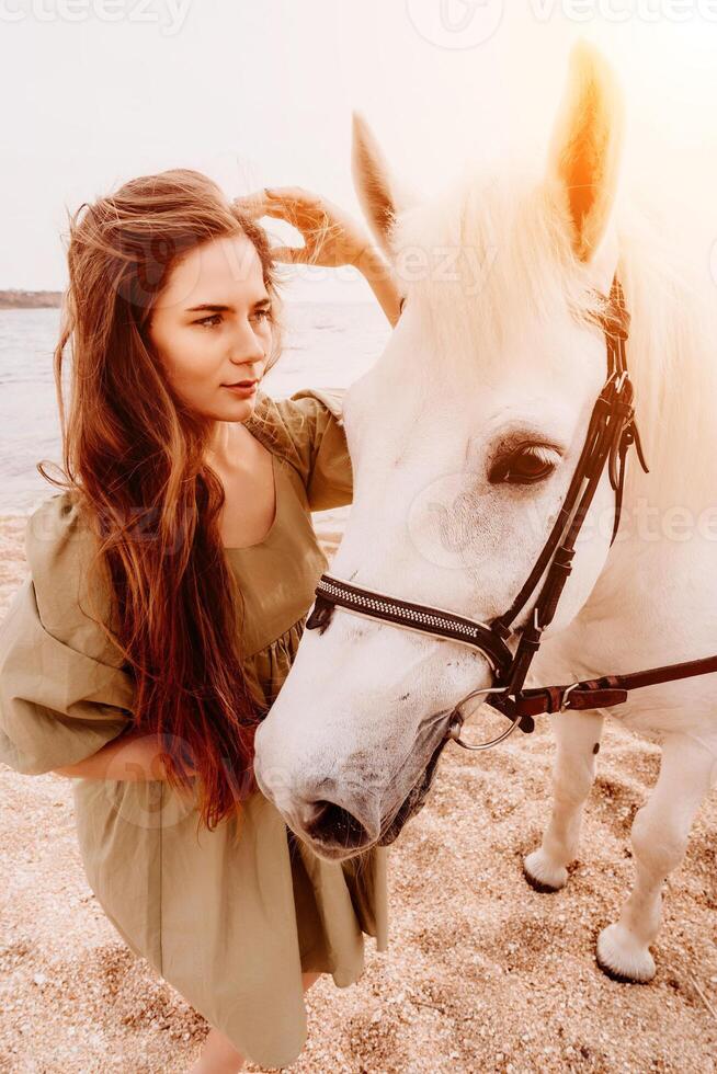 un mujer en un vestir soportes siguiente a un blanco caballo en un playa, con el azul cielo y mar en el antecedentes. foto