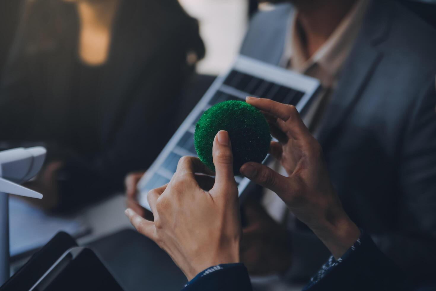 verde energía negocio empresa reunión con negocio personas planificación y discutir márketing de sostenible y renovable limpiar energía producto con solar célula y viento turbina generador. pionero foto