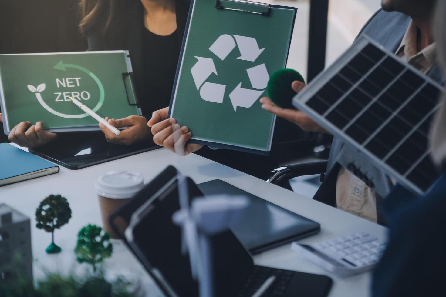 verde energía negocio empresa reunión con negocio personas planificación y discutir márketing de sostenible y renovable limpiar energía producto con solar célula y viento turbina generador. pionero foto