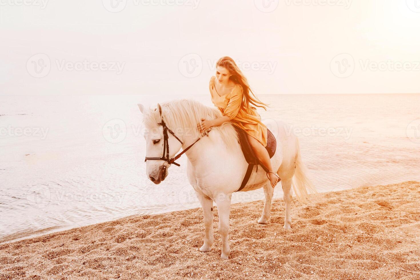 un mujer en un vestir soportes siguiente a un blanco caballo en un playa, con el azul cielo y mar en el antecedentes. foto