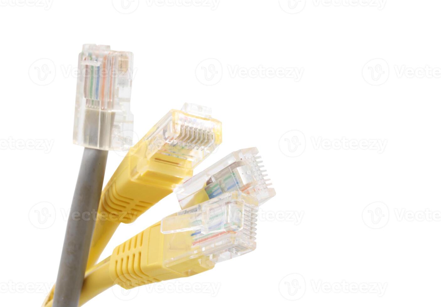 gris y amarillo red cables con moldeado rj45 enchufe aislado en blanco antecedentes foto