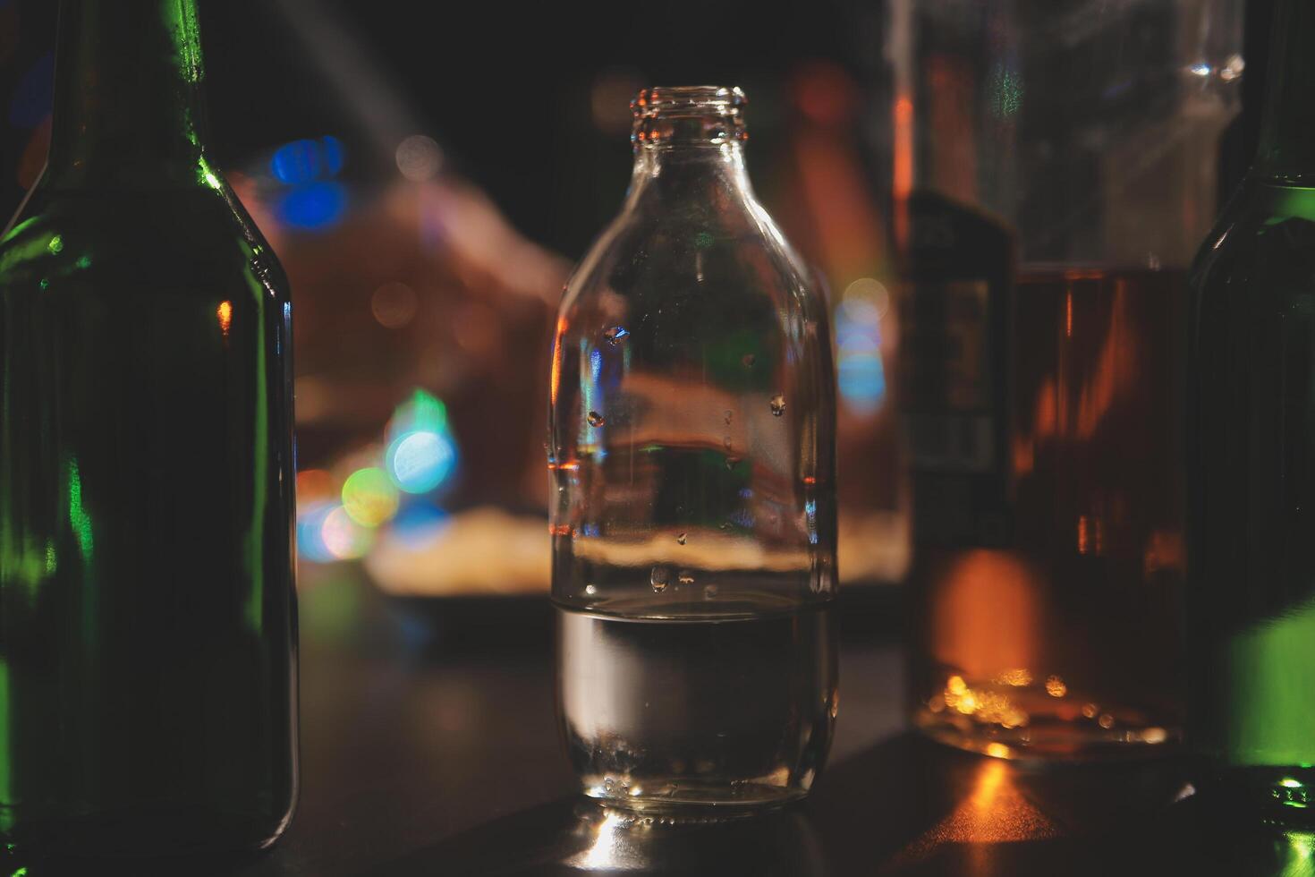 Celebration night, pour whiskey into a glass. Give to friends who come to celebrate photo